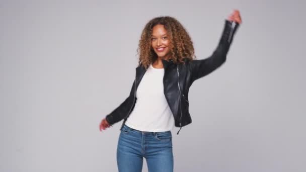 Широкоугольный Снимок Молодой Женщины Кожаной Куртке Идущей Рамку Танцующей Белом — стоковое видео