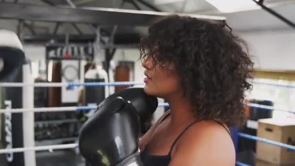 男子拳击教练与女子拳击运动员在体育馆使用训练手套 慢动作射击 — 图库视频影像