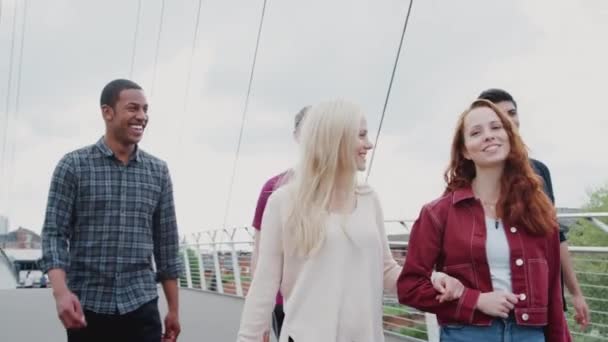 Grupo Amigos Estudiantes Universitarios Masculinos Femeninos Caminando Por Puente Entorno — Vídeos de Stock