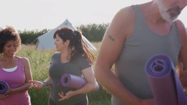 Groep Van Volwassen Mannen Vrouwen Met Trainingsmatten Lopen Weg Aan — Stockvideo