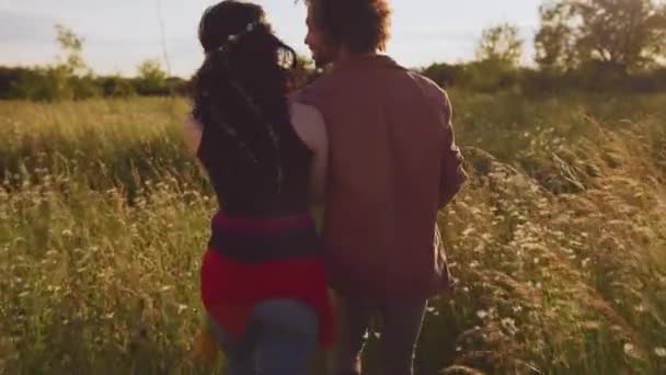 Kamp Tatilinde Tarlaya Doğru Yürüyen Genç Bir Çiftin Arka Görüntüsü — Stok video