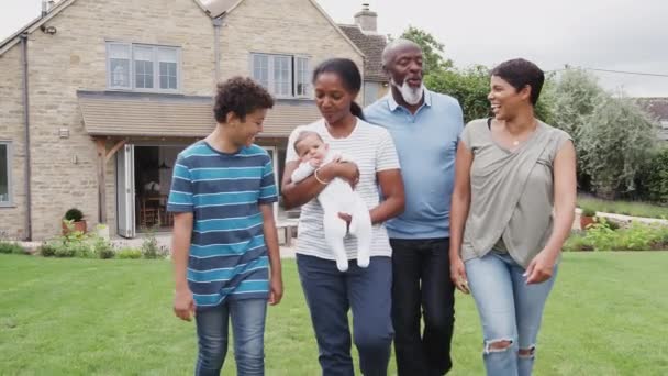 Famille Mixte Souriante Générations Avec Bébé Marchant Dans Jardin Avec — Video