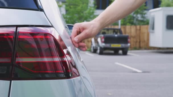 Man Fäster Laddkabel Elbilen Parkeringen Skjuten Slow Motion — Stockvideo