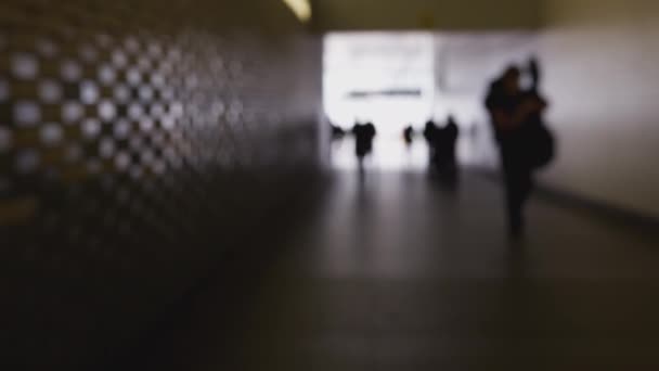 Разряженный Снимок Людей Идущих Городскому Подземному Ходу Снятый Замедленной Съемке — стоковое видео