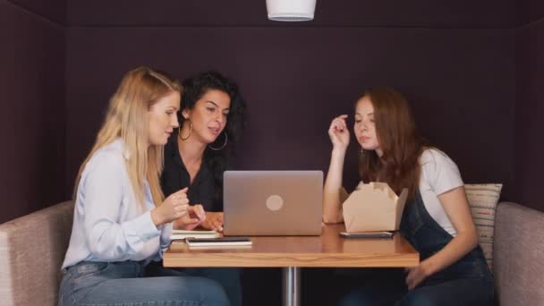 Gruppe Lässig Gekleideter Junger Geschäftsfrauen Trifft Sich Beim Mittagessen Tisch — Stockvideo