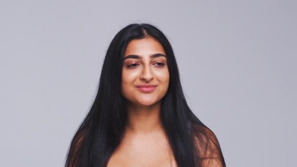Mujer Joven Tranquila Abriendo Los Ojos Sonriendo Cámara Contra Fondo — Vídeo de stock