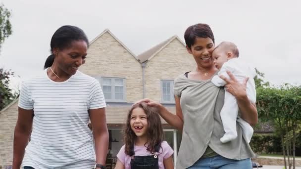 Mère Avec Fille Grand Mère Famille Trois Générations Marchant Travers — Video