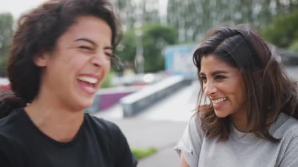 Duas Amigas Conversando Rindo Parque Skate Urbano Filmadas Câmera Lenta — Vídeo de Stock