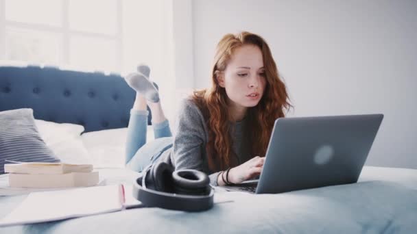 Női Főiskolai Hallgató Fekszik Ágyon Visel Dolgozik Laptop Lelassult Felvételen — Stock videók