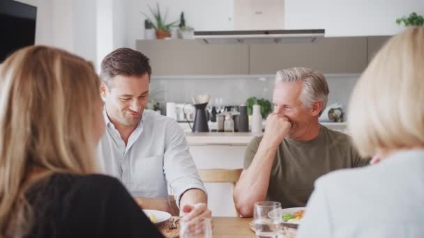 Familie Mit Älteren Eltern Und Erwachsenen Sprösslingen Heimischen Tisch Beim — Stockvideo