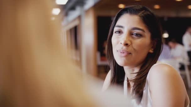 Deux Jeunes Femmes Affaires Habillées Façon Décontractée Assises Sur Des — Video