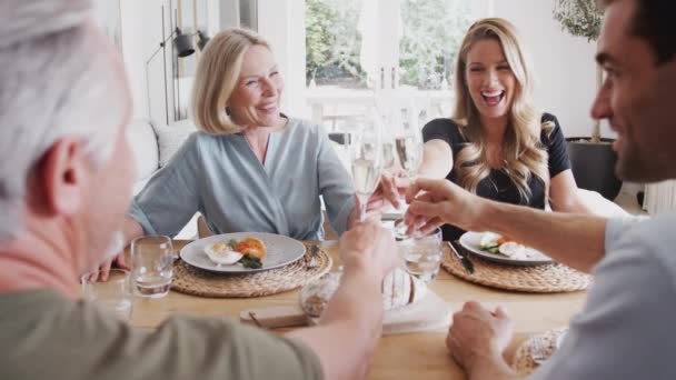 Famille Avec Parents Aînés Progéniture Adulte Assis Autour Table Maison — Video