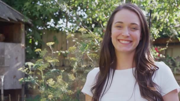 Retrato Una Mujer Sonriente Casa Jardín Pie Contra Sol Ardiente — Vídeos de Stock
