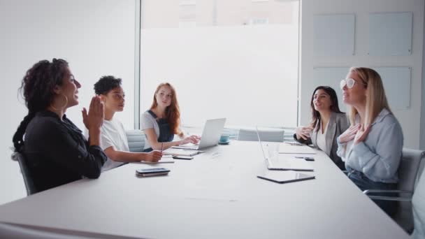 Mötesrum Bord Med Lättklädda Unga Kvinnliga Business Team Diskuterar Och — Stockvideo