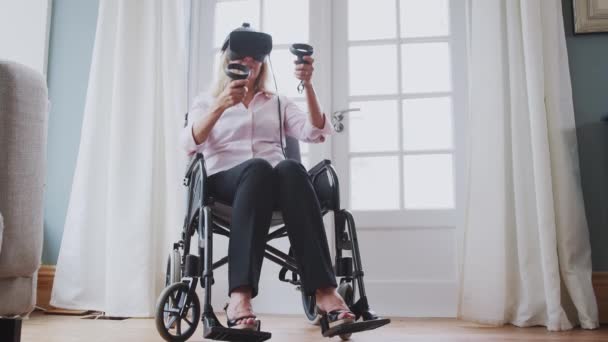 Mujer Discapacitada Madura Silla Ruedas Casa Con Auriculares Realidad Virtual — Vídeos de Stock