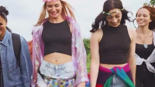 Bir Grup Genç Arkadaş Kamp Malzemelerini Ağır Çekimde Çekilen Müzik — Stok video