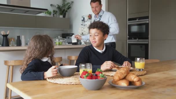 Geschäftsmann Vater Hilft Kindern Beim Frühstück Der Küche Bevor Sie — Stockvideo