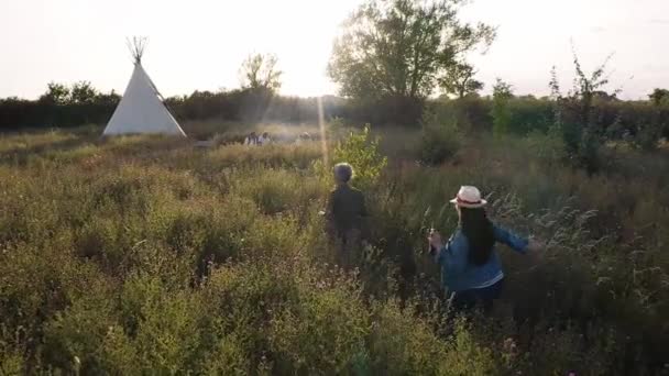 Aeronave Drone Tiro Duas Mulheres Maduras Andando Pelo Campo Para — Vídeo de Stock