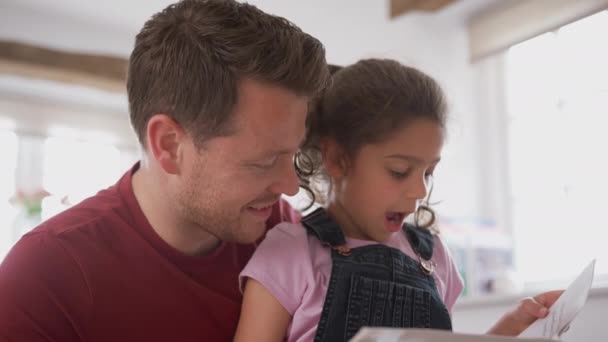 Padre Con Figlia Seduti Camera Letto Leggere Libro Insieme Girato — Video Stock