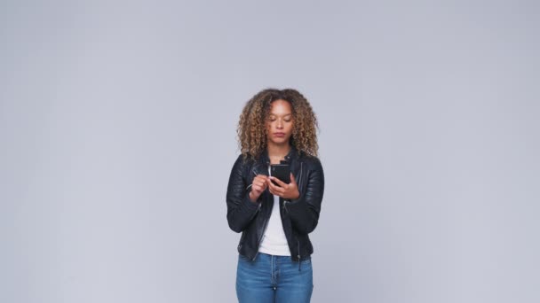 Mujer Joven Con Chaqueta Cuero Enviando Mensaje Texto Teléfono Móvil — Vídeos de Stock