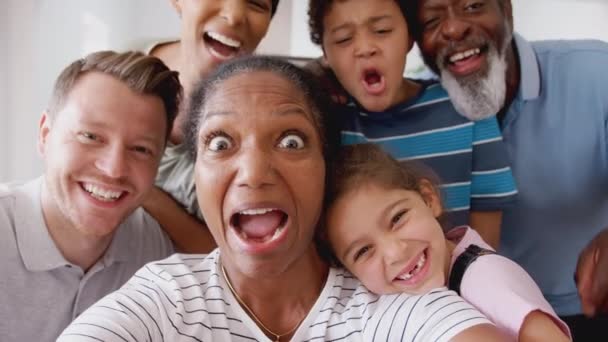 Pov Strzał Wielopokoleniowej Mieszanej Rodziny Rasy Pozowanie Selfie Domu Razem — Wideo stockowe