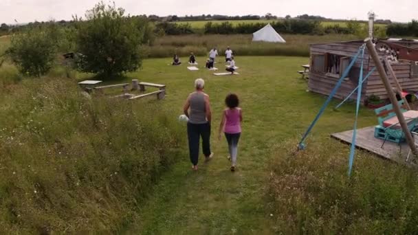 Drone Skott Mogen Grupp Deltar Utomhus Yoga Klass Landsbygden Skott — Stockvideo