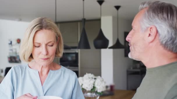 Handgehaltene Gimbal Aufnahme Eines Älteren Ehepaares Das Der Küche Steht — Stockvideo