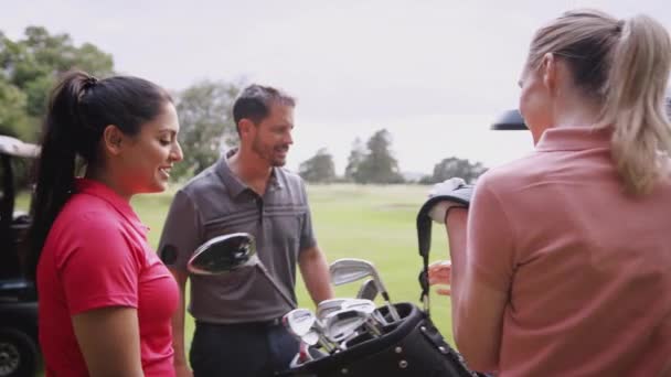 Grupo Golfistas Masculinos Femeninos Pie Junto Buggy Golf Campo Elección — Vídeos de Stock