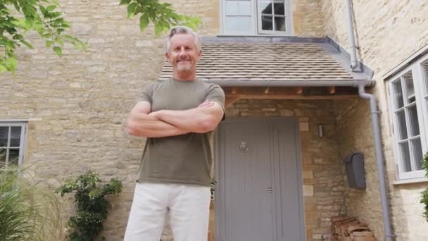 Ritratto Orgoglioso Uomo Anziano Piedi Davanti Alla Porta Casa Sua — Video Stock