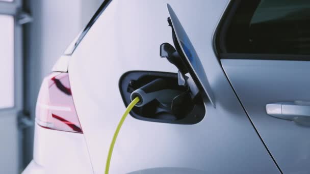 Kadın Ağır Çekimde Şarj Kablosunu Araçtan Çıkarırken Garajda Elektrikli Arabanın — Stok video