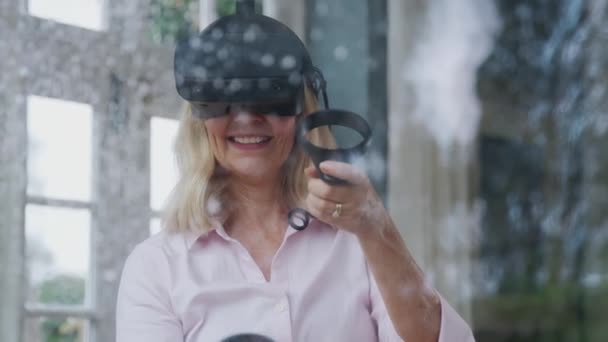 View Rainy Window Mature Woman Wearing Virtual Reality Headset Plays — Stock Video