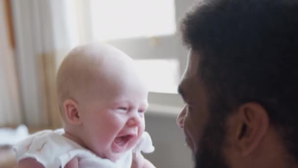 Sevgi Dolu Baba Evde Gülümseyen Küçük Kızıyla Oynuyor Ağır Çekimde — Stok video