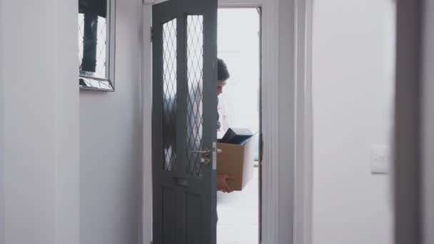 Студент Мужского Пола Переезжает Общий Дом Вещами Через Парадную Дверь — стоковое видео