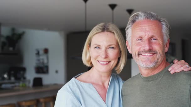 Retrato Gimbal Mão Casal Sênior Cozinha Conversando Juntos Filmado Câmera — Vídeo de Stock