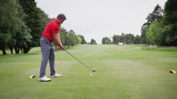 Dojrzałe Mężczyzna Golfista Uderzając Tee Strzał Wzdłuż Toru Wodnego Kierowcą — Wideo stockowe