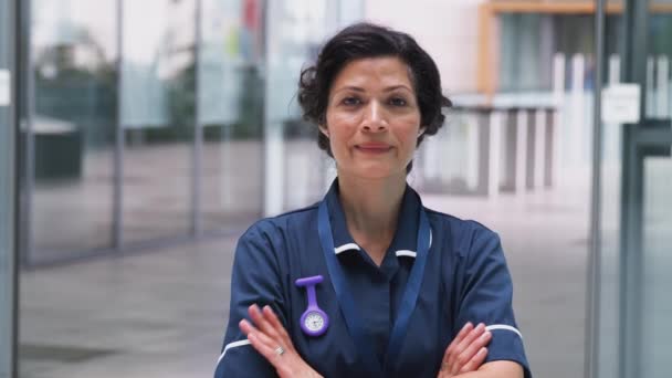 Retrato Una Enfermera Madura Vestida Uniforme Moderno Edificio Del Hospital — Vídeos de Stock