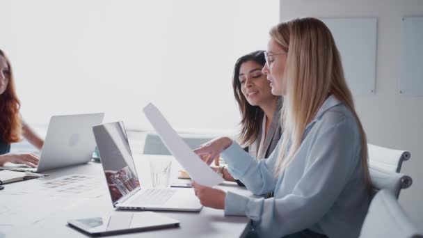 Camera Tracks Vergaderzaal Tafel Met Casual Geklede Jonge Vrouwelijke Business — Stockvideo