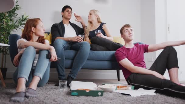 大学の学生の友人のグループが共有ラウンジでテレビを見てピザを一緒に食べる スローモーションで撮影 — ストック動画