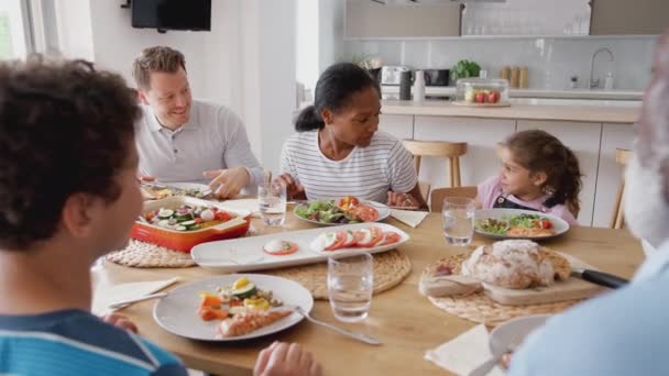 Multi Generation Μικτή Οικογένεια Φυλή Τρώει Γεύμα Γύρω Από Τραπέζι — Αρχείο Βίντεο