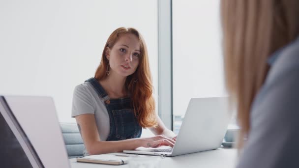 Lässig Gekleidete Junge Geschäftsfrau Laptop Modernen Büro Gespräch Mit Einer — Stockvideo