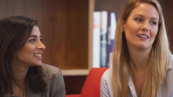 Grupp Lättklädda Unga Affärskvinnor Sitter Soffor Modern Öppen Planlösning Kontor — Stockvideo