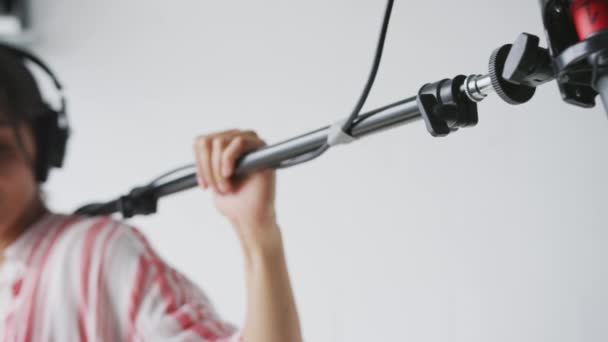 Câmera Rastreia Longo Microfone Mastro Sendo Realizada Por Gravador Som — Vídeo de Stock