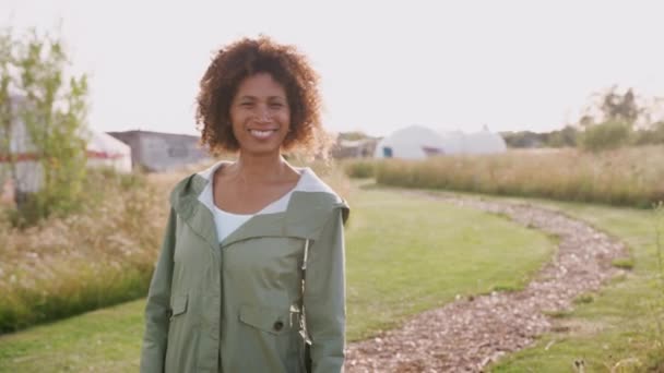 Portret Van Een Glimlachende Volwassen Vrouw Die Zich Richt Yurtcamping — Stockvideo