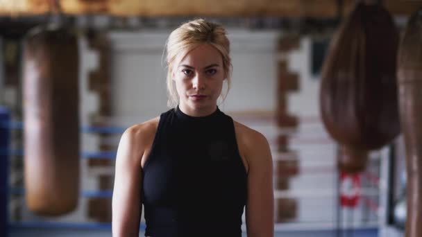 Retrato Tiro Boxeador Feminino Ginásio Lado Sacos Perfuração Couro Antiquado — Vídeo de Stock