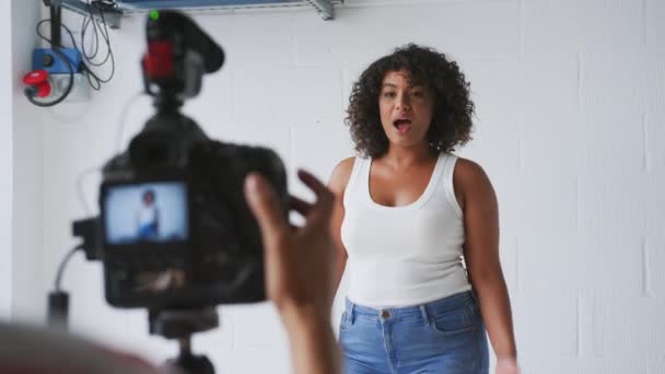 Mujer Videógrafa Filmando Podcast Grabación Mujer Estudio Filmado Cámara Lenta — Vídeo de stock