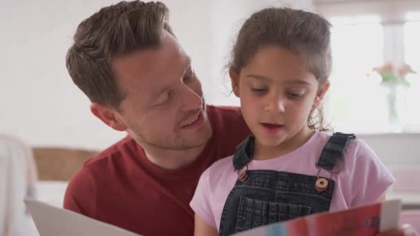 Baba Kızı Yatak Odasında Oturmuş Kitap Okuyorlar Ağır Çekimde Çekilmiş — Stok video