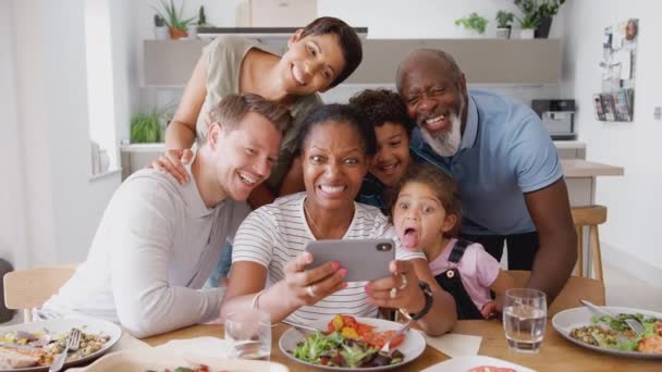 Famiglia Multigenerazione Razza Mista Posa Selfie Mentre Mangiano Pasto Intorno — Video Stock