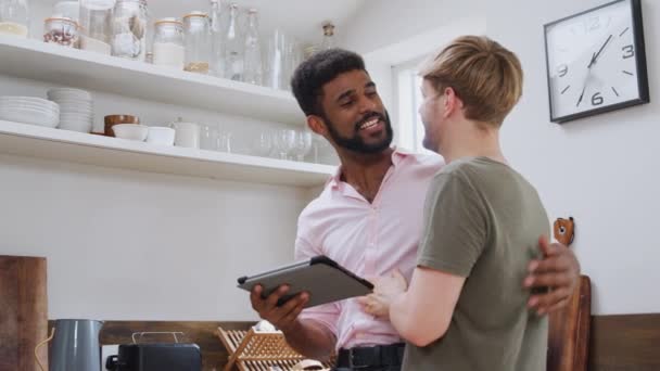 Masculino Gay Casal Casa Cozinha Olhando Digital Tablet Beijos Tiro — Vídeo de Stock