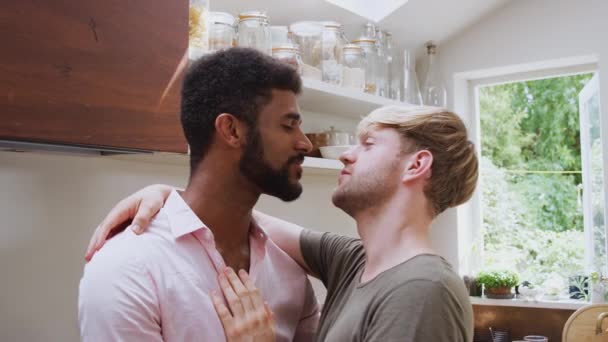 Loving Man Gay Paar Thuis Keuken Knuffelen Zoenen Schot Slow — Stockvideo