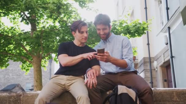 Masculino Gay Casal Sentado Parede Construção Cidade Rua Olhando Para — Vídeo de Stock